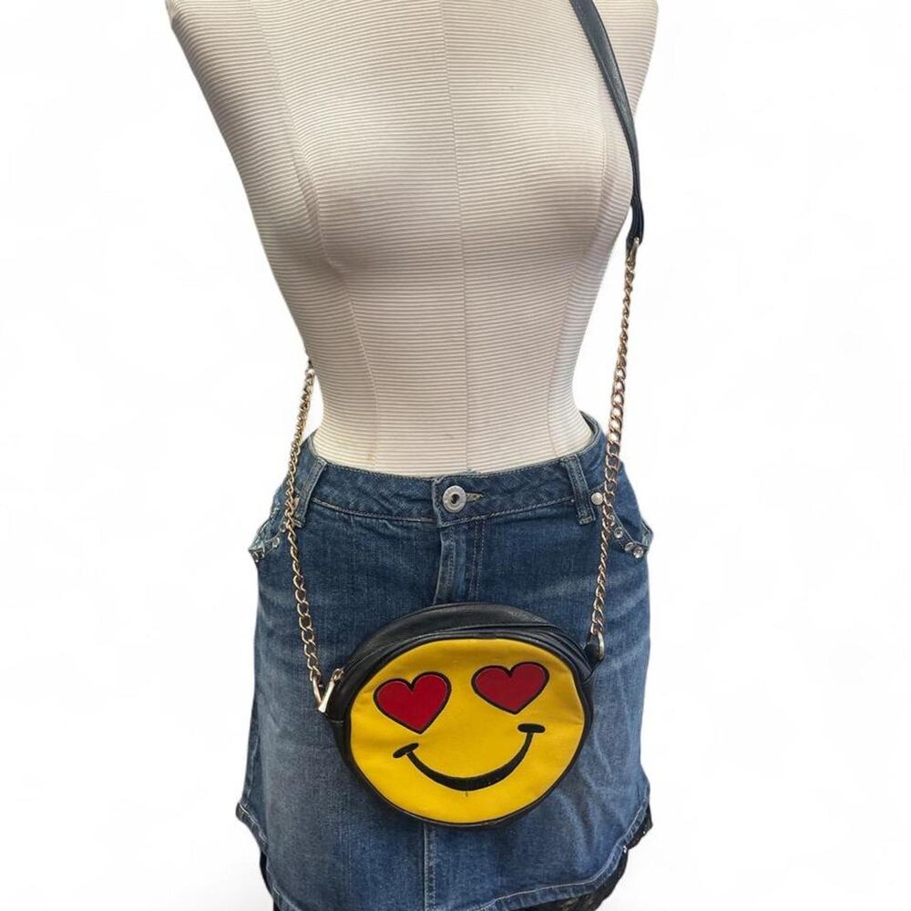 Thriller girl yellow smiley face
